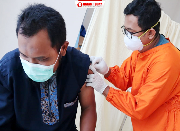 Proses penyuntikan vaksin kepada Pegawai RSUD EHD Tanjunguban